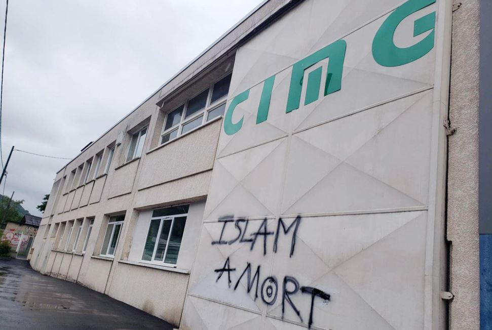 Fransa’da camiye ırkçı saldırı