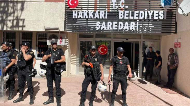 Hakkari Belediyesi Eş Başkanı Mehmet Akış gözaltına alındı! Polis belediyede arama yapıyor