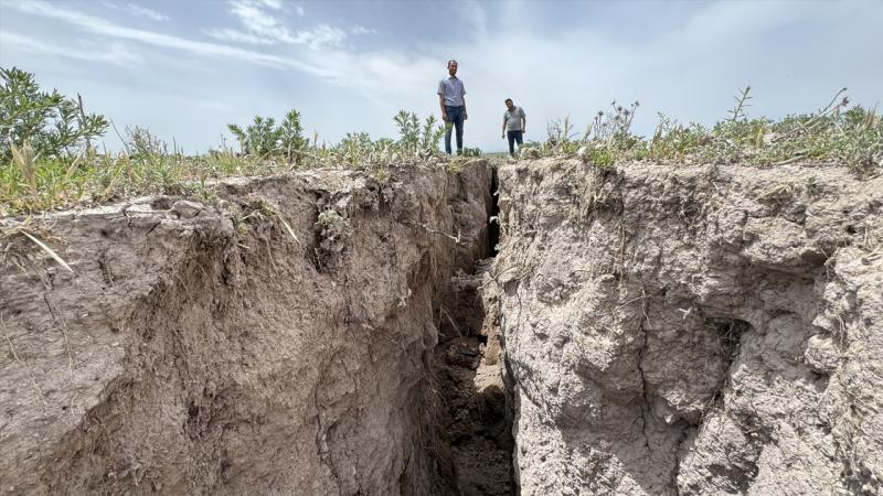 Konya’da 8 metre derinliğinde 2,5 kilometrelik yarık oluştu