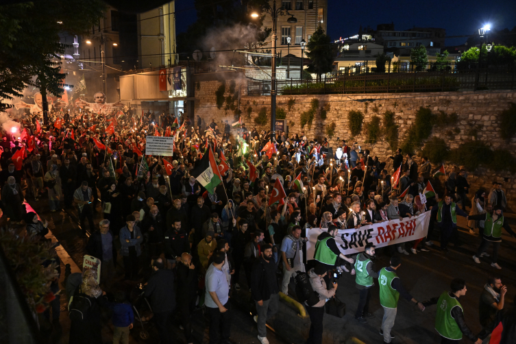 Ayasofya’dan Eminönü’ne Filistin için meşaleli yürüyüş
